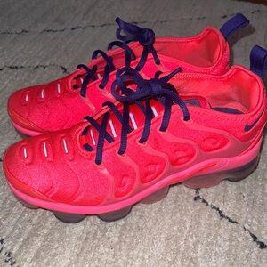 I am selling a really cute pair of women’s Nike air VaporMax plus shoes!!